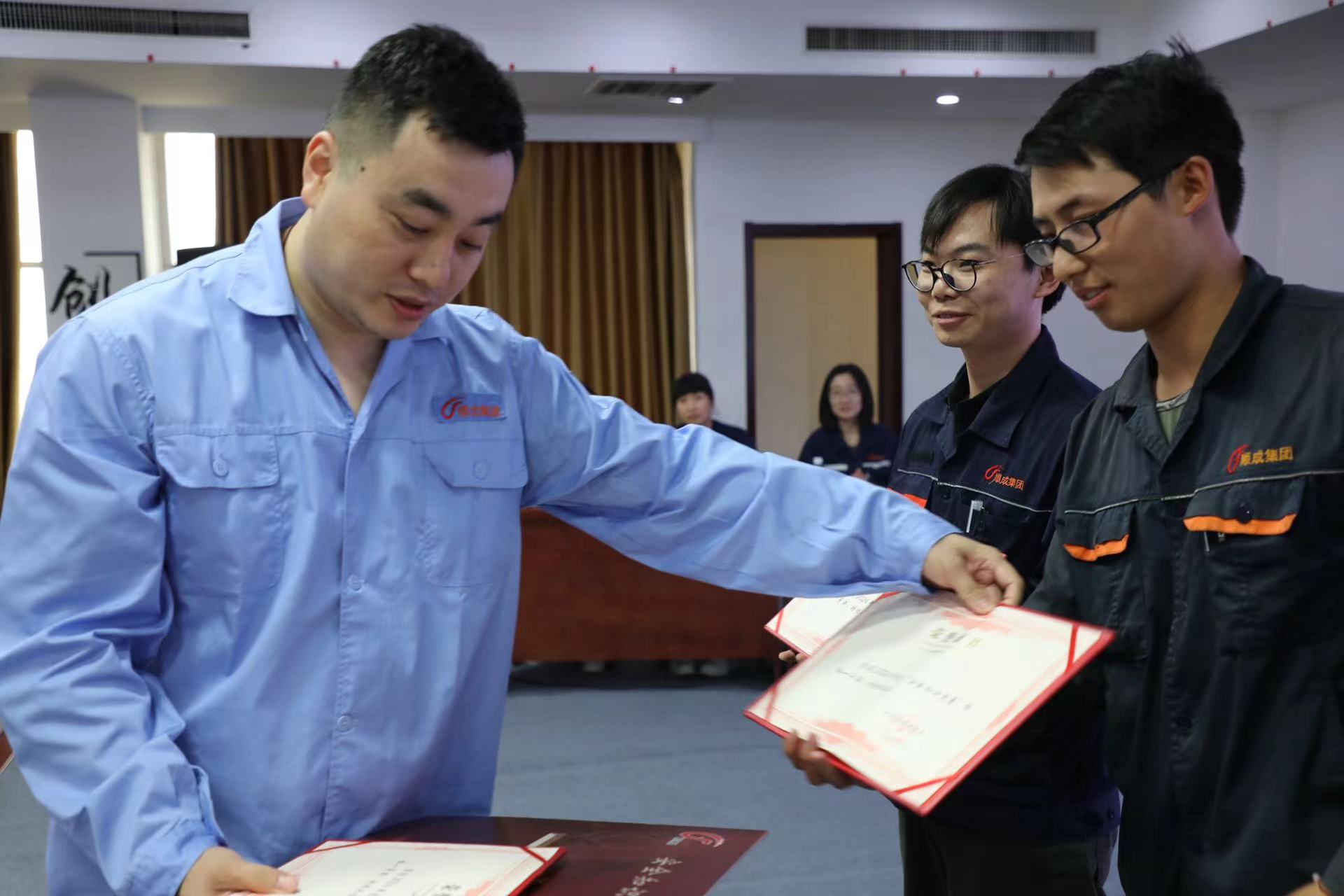 為獲獎團體進行頒獎合影